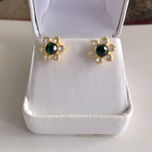 3/$20 Beautiful Dark Green Emerald Color Gold Tone Flower Floral Stud Earrings - Picture 1 of 3
